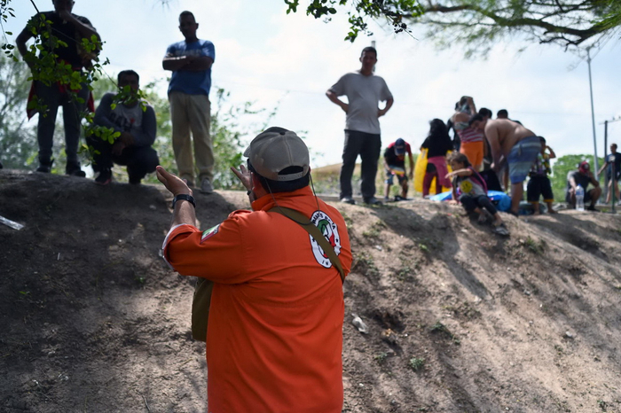 当地时间5月9日，墨西哥马塔莫罗斯，墨西哥政府人员劝阻移民不要越过格兰德河前往美国。