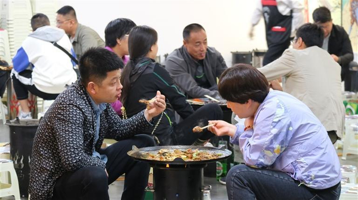     烟火气市集正成为兰州外摆经济发展的“主力军 张建平 郑丽君 摄