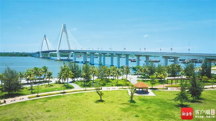 文昌市清澜大桥桥头公园。丰收 摄