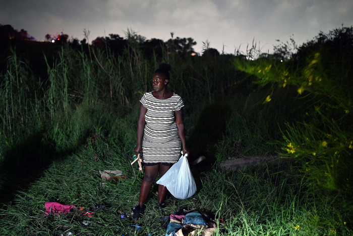 当地时间5月9日，墨西哥马塔莫罗斯，一名女子在试图越过格兰德河进入美国之前观望。