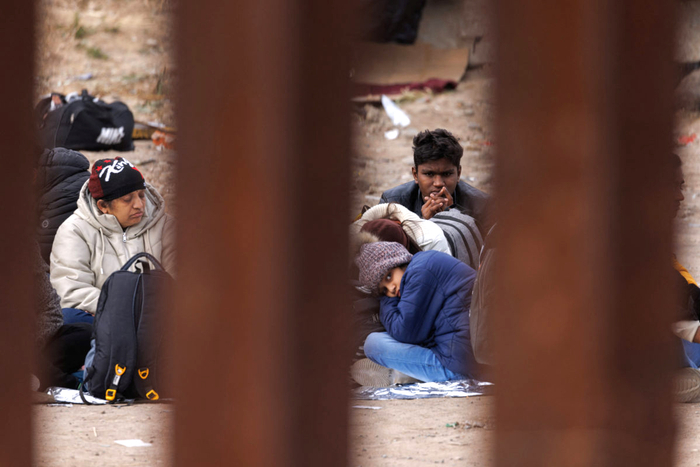 当地时间5月9日，美国加州圣地亚哥附近，移民们在一级和二级边境围栏之间等待。