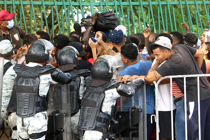 当地时间5月5日，墨西哥恰帕斯州塔帕丘拉，大批移民排队等待办理移民文件。