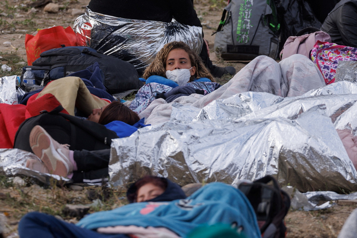 当地时间5月9日，美国加州圣地亚哥附近，移民滞留在边境等待入美寻求庇护。