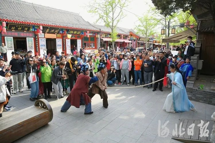 “五一”假期，山海关各景区迎来大量游客。河北日报记者孙也达摄