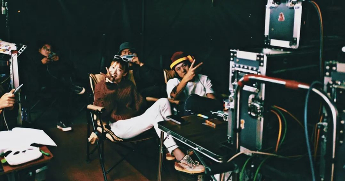 卢静（左二）和辛爽（右一）在《漫长的季节》片场。/ 受访者供图