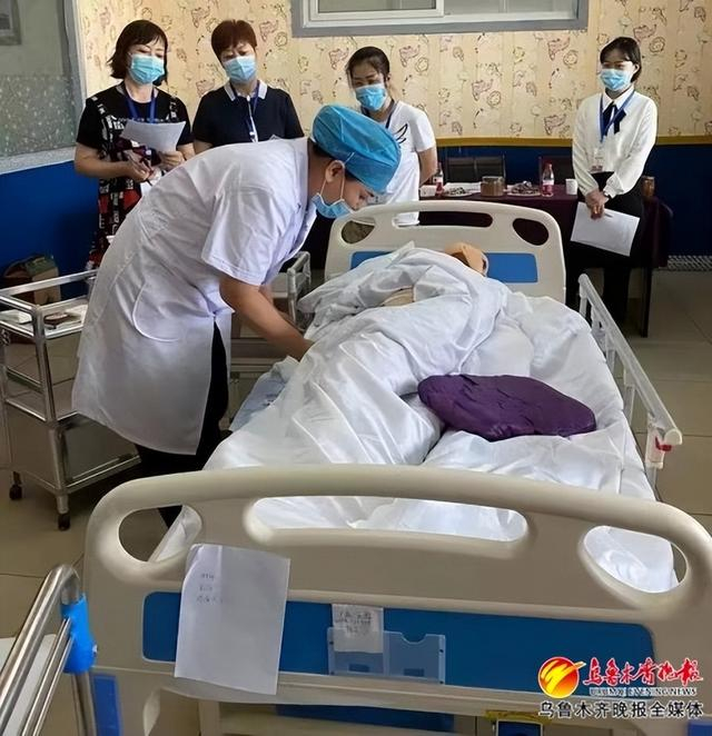 　　乌鲁木齐家政服务行业积极进行技能培训，图片为家政人员正在进行养老服务培训。受访者供图