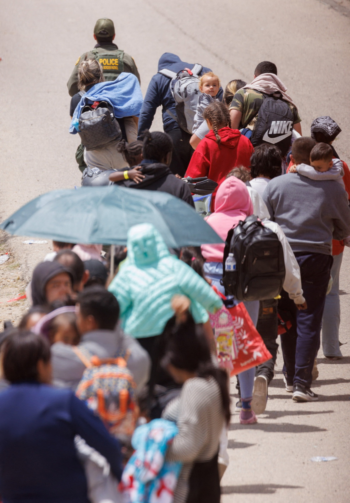 当地时间5月9日，美国加州圣地亚哥附近，美国边境巡逻队将一群家庭转移到主要和次要边境围栏之间。