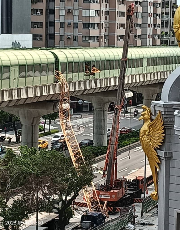 台中捷运行驶到台中丰乐公园站附近，被在附近工地施工的吊车钢梁砸中。图自台媒