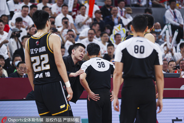 杨鸣和裁判沟通。