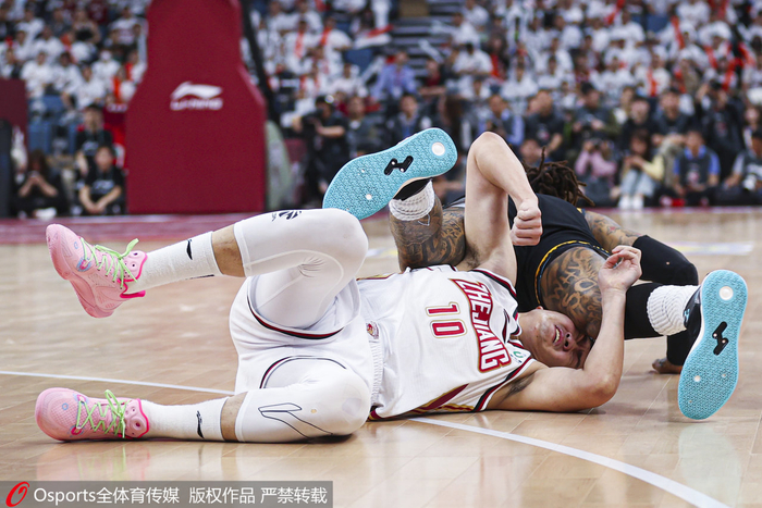 双方拼抢激烈。