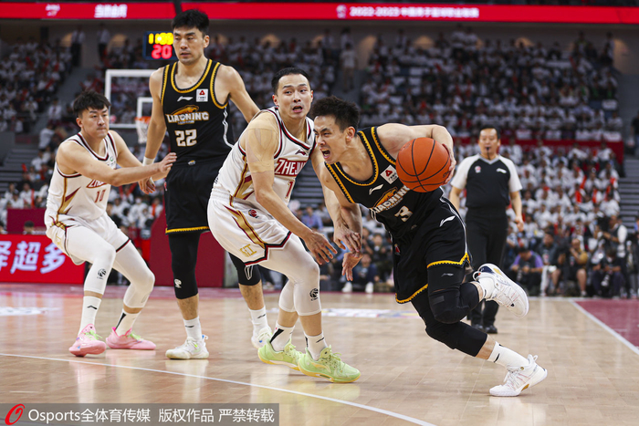 赵继伟（右）依旧是本场的关键先生。