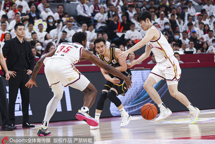 赵继伟展现了出色的助攻和得分能力。