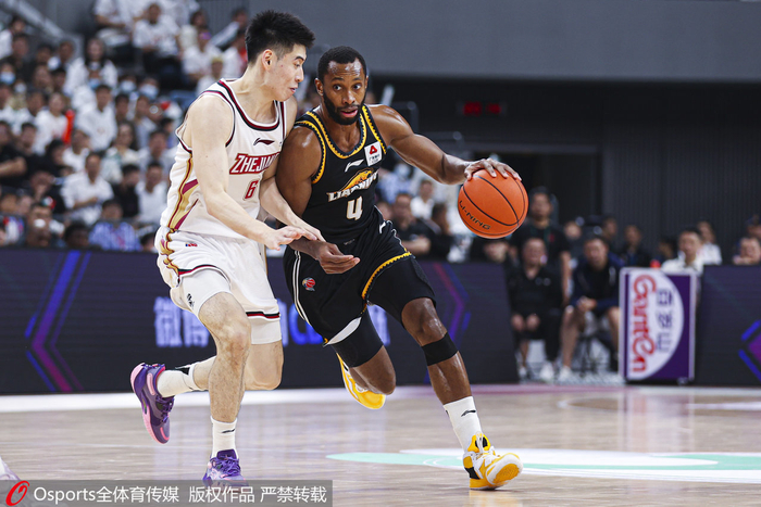 程帅澎防守弗格。