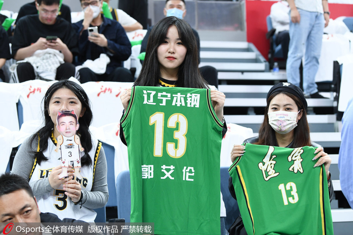 现场的辽宁球迷。