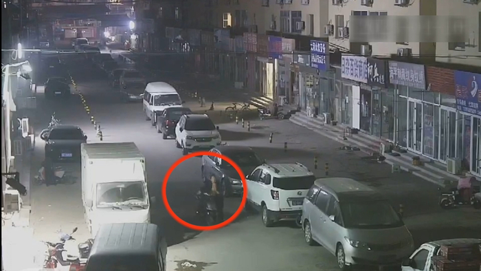 监控视频拍下的郭某某推走电动自行车的画面。图源：通州警方