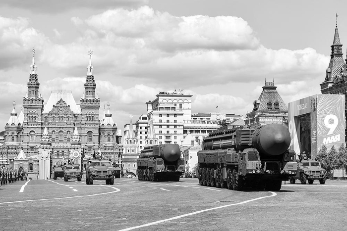 　　5月9日，在俄罗斯首都莫斯科，“亚尔斯”导弹系统编队驶过红场。　　新华社记者 曹阳 摄