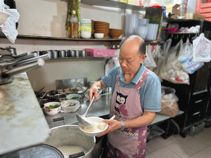 ▲老板陈德义正在制作油茶