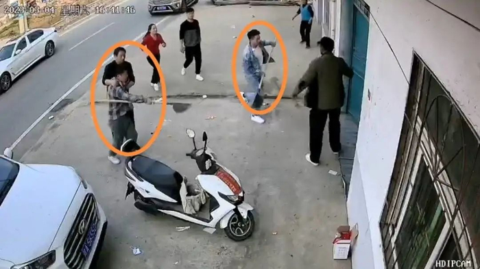 3月4日监控截图，两人持长柄刀具追打陈女士家人（受访者供图）