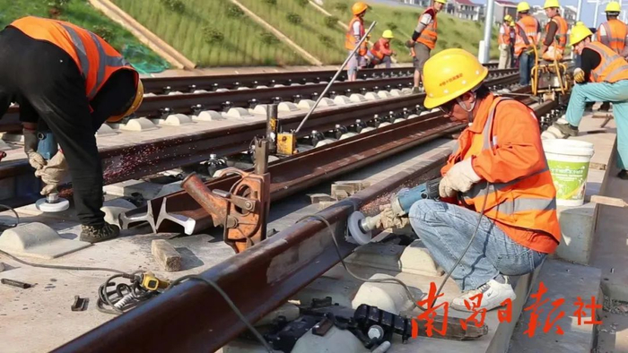 ▲昌景黄高铁金溪湖特大桥施工现场