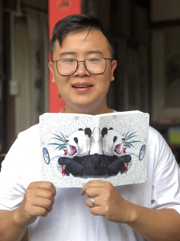 杨宏伟和新品种纸“熊猫大便纸”