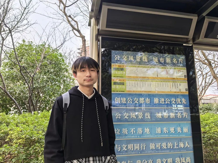 江夏在上海的公交站前。新华每日电讯记者吴振东摄