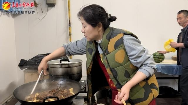 　　比赛前，主教练潘明辉的爱人邱花为球队孩子们进行食补，给他们做了大盘鸡。记者陈彦仿 实习生艾尔盼·亚力昆摄