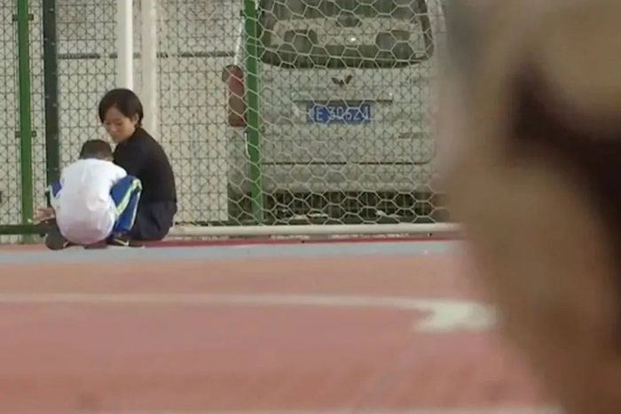 马亮被抓后，周佼常带轩轩回警队吃饭玩耍（图/《今日说法》节目）