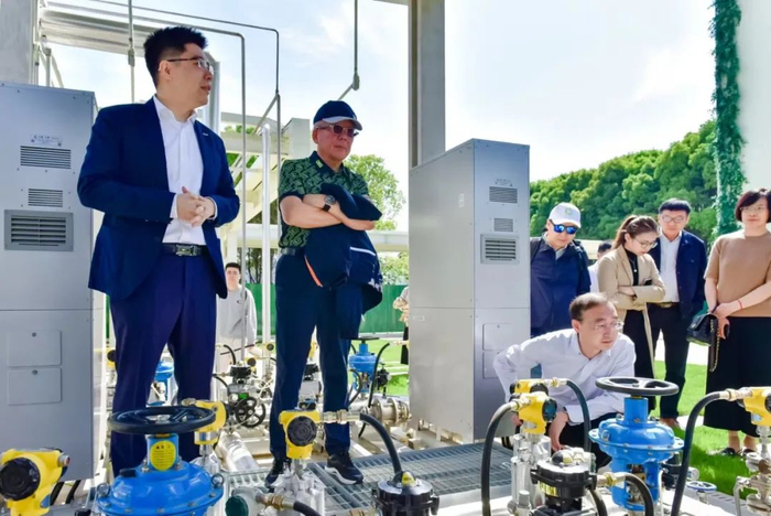 企业家们在氢能示范项目的现场考察交流