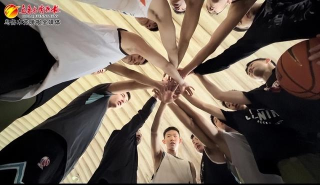 　　孩子们和主教练一起为比赛加油。记者陈彦仿 实习生艾尔盼·亚力昆摄