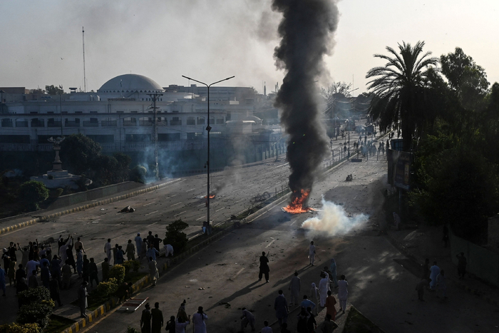 　　当地时间2023年5月9日，巴基斯坦白沙瓦，巴基斯坦前总理伊姆兰·汗的支持者与警方发生冲突。图/视觉中国