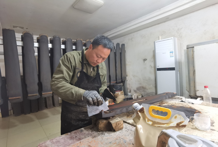 徐场村手艺人在制作古琴。新京报记者 曹晶瑞 摄