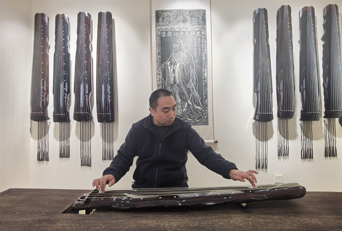 徐场村，琴行里展示的古琴。新京报记者 曹晶瑞 摄