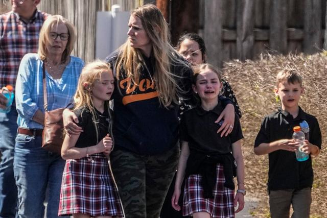 资料图：在美国田纳西州纳什维尔市，一名女子陪伴经历枪击事件的孩子。图源：新华社