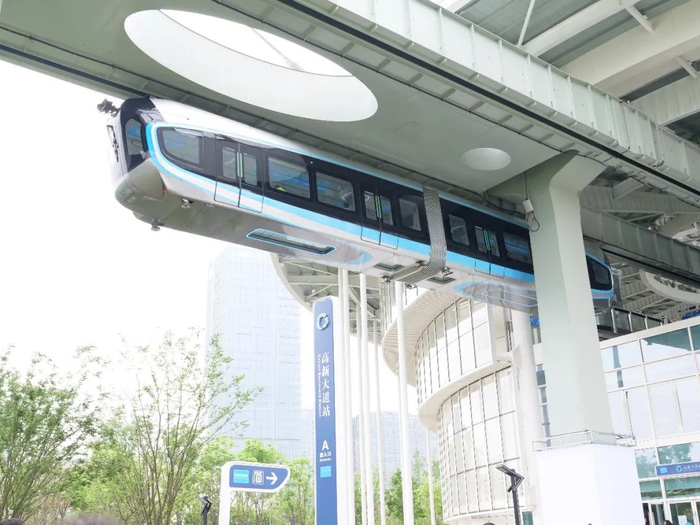 空轨列车即将进站。张锐 摄