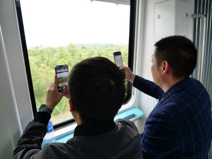 车窗外，风景如画。张锐 摄