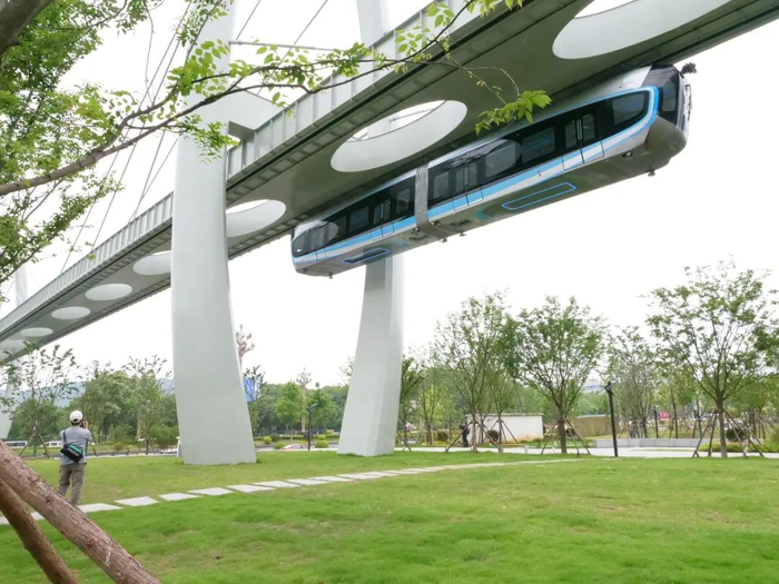 空中穿梭的列车。张锐 摄