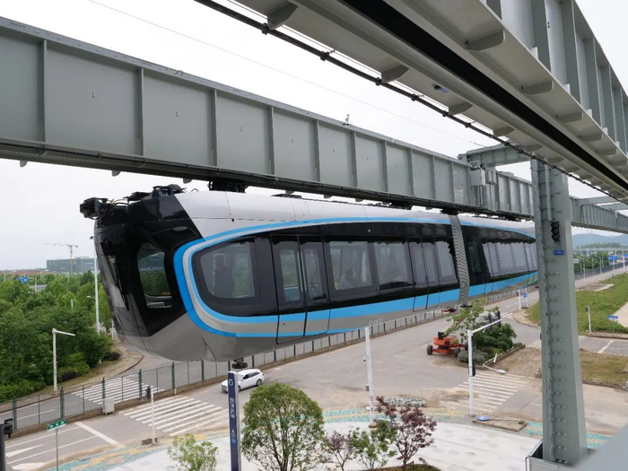 空轨列车、地面汽车，辉映成趣。张锐 摄