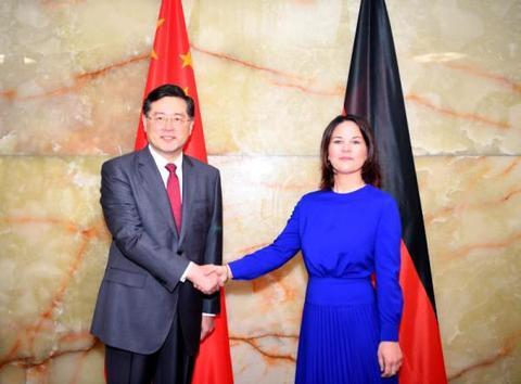 当地时间2023年5月9日，国务委员兼外长秦刚在柏林同德国外长贝尔伯克举行会谈。（图源：外交部网站）