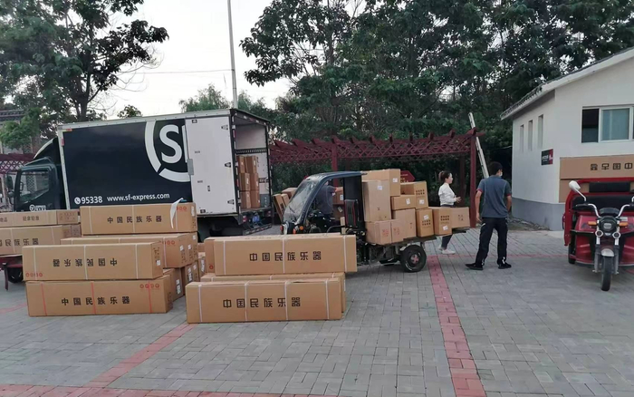 村里的古琴准备发快递运输。受访者供图