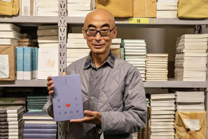 他写了三十年,终于被看见