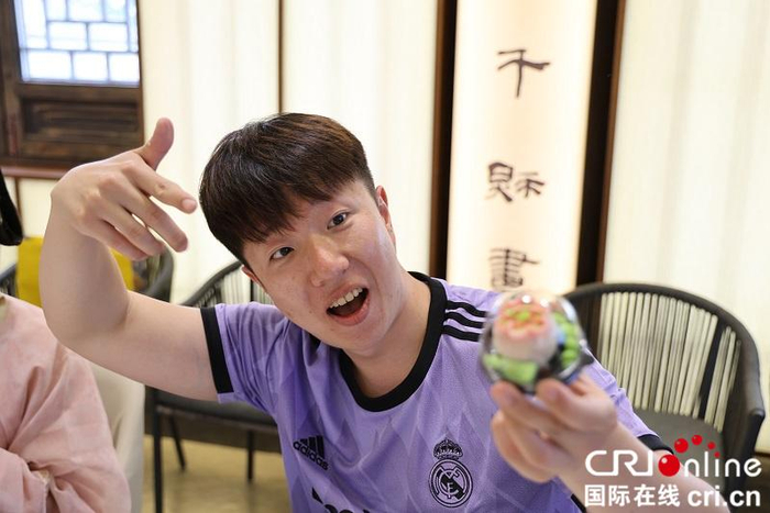 【2023打卡中国】外国网红打卡开封双龙巷 感受指尖上