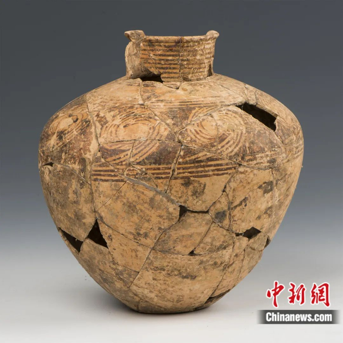 屈家岭遗址出土的彩陶罐。湖北省文物考古研究院 供图