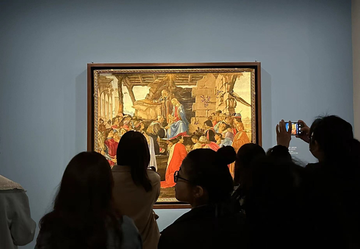上海东一美术馆，观众在波提切利的名作《三博士朝圣》前，画中右一被认为是波提切利自画像。  澎湃新闻 图