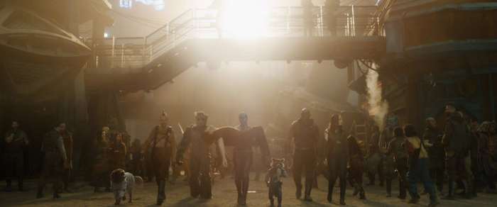 终章，也可以不通过“写死角色”来实现，图中的星爵只是喝醉了。（图/《银河护卫队3》）