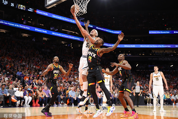 戈登突破杜兰特的防守。