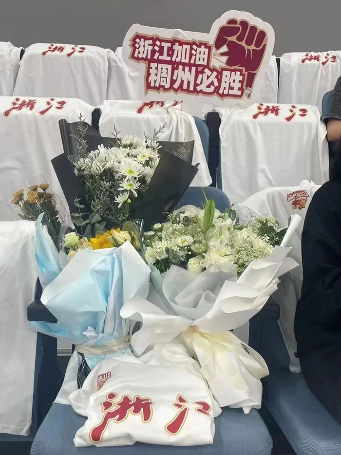 浙江队球迷为沈斌的外婆献上哀思。