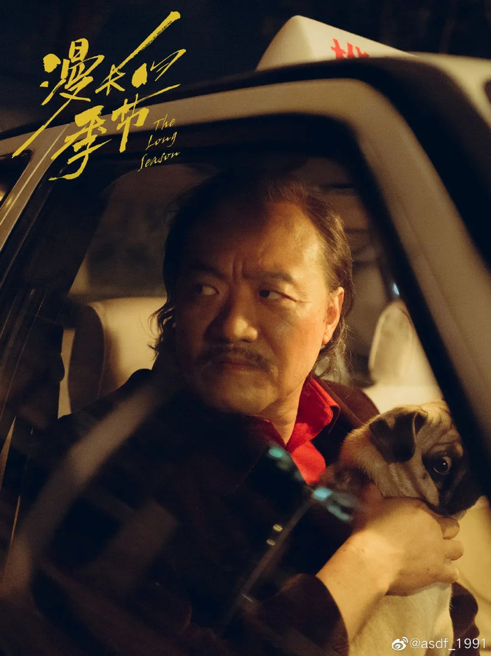 ▲《漫长的季节》中的“小李”，是当初辛爽在一堆小狗中照着陈明昊的样子选出来的。  图片来自水印处