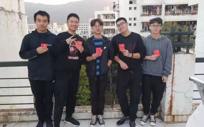 寝室合影。  受访者供图