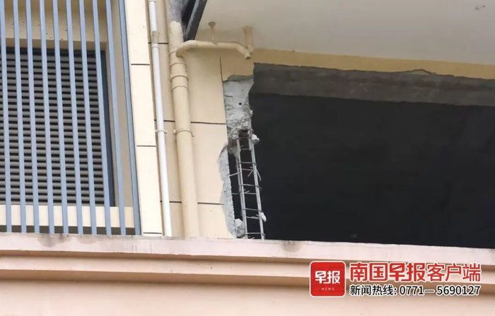 ▲阳台两侧墙体被拆除，露出钢筋。