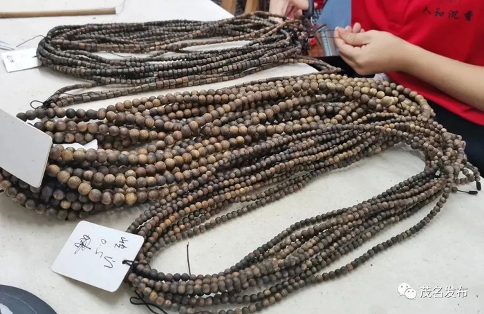 沉香文玩手串。